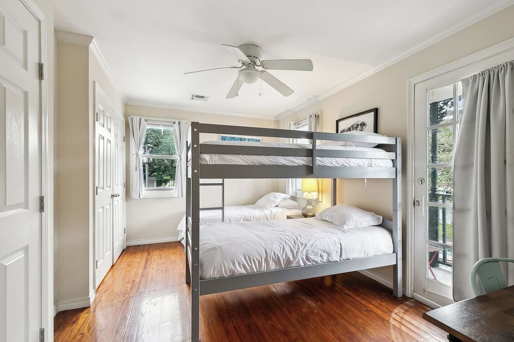 Cute 2Bed 1 bath 1half bath, 7 blocks from French Q steps to Jazz venues, free gated parking incl - نيو اورليانز - غرفة نوم