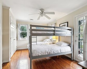 Cute 2Bed 1 bath 1half bath, 7 blocks from French Q steps to Jazz venues, free gated parking incl - نيو اورليانز - غرفة نوم