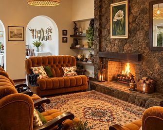 The Musketeers Lodge - Bulawayo - Area lounge