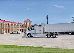 Days Inn by Wyndham Louisville Airport Fair and Expo Center - Λούισβιλ - Κτίριο