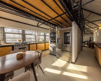 The Architect's Modern Castle - Lawrence - Dining room