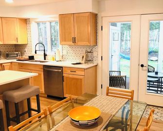 Adventure Ready Ranch Sleeps 10 & 0.7 Mi To Gb Main St. Wi-Fi + Hot Tub. - Great Barrington - Cocina