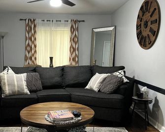 Duplex delight w/gators & coffee - Jacksonville - Wohnzimmer