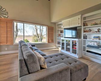 Picturesque Farmhouse on Working Almond Ranch - Oakdale - Huiskamer