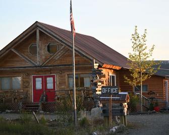 Earthsong Lodge - Stand - Healy - Building