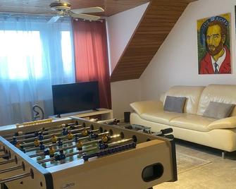 B01 Apartment between Cologne & Bonn with nature access - Troisdorf - Wohnzimmer