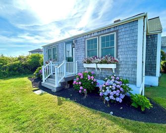 Exquisite Oceanfont Cottage at Madaket Beach! - Nantucket - Building