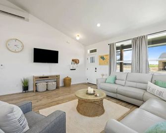 Newer Home-Hottub 3 Bd. Golf Course-Lake View! - 오델로 - 거실