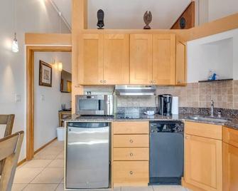 402A Oasis Condo | European Village - Palm Coast - Kitchen