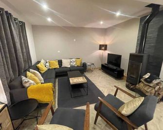 Chalet Clocher Sleeps 10 Hot tub - Essert-Romand - Salon