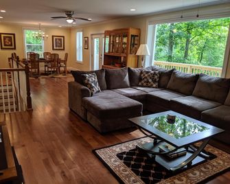 The Omega Retreat: Charm Meets Forest Tranquility on the Cumberland River - Burnside - Sala de estar