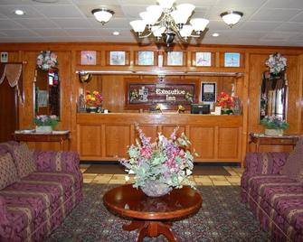 Executive Inn and Suites Springdale - Springdale - Front desk
