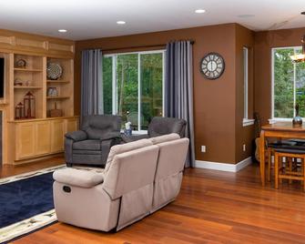 Exceptional Accommodations For Larger Families & Groups - Anchorage - Living room