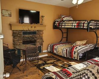 Karr's Critter Kamp - only 1 mile to trout fishing! - Mountain Home - Bedroom