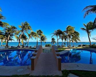 Quiet Courtyard Apartment with Private Beach Access - Puerto Aventuras - Pool