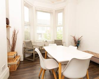 Homely Ensuite Room near City Centre - Manchester - Dining room