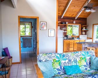Bright, clean, airy Rocky Point Beach 1 bedroom loft. Steps to beach & bike path - Haleiwa - Stue