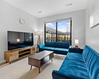 Sleek 2BR/2BA Condo in assembly with Stylish Décor - Somerville - Sala de estar
