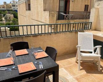 Charming 2 Bedroom Apartment in Qala - Qala - Balcó