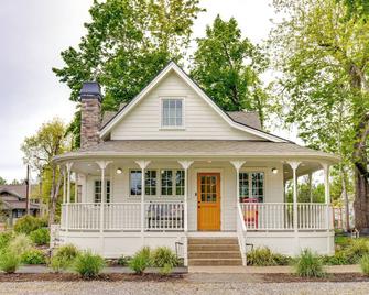 Victorian farmhouse with wraparound porch - Stayton - Building