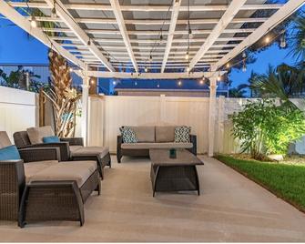 Lovely 2 bedrooms, steps away from the beach. - Bradenton Beach - Innenhof