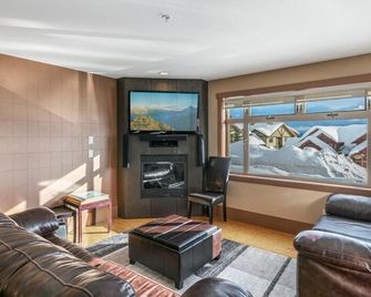 Raven's Nest - Luxury Pet Friendly Condo W/ Private Hot Tub & Mountain Views - Big White - Sala de estar
