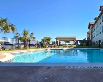 Comfort Inn & Suites Beeville - Beeville - Pool