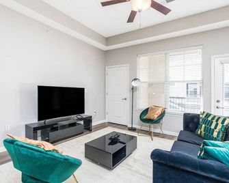 Charming 1-Bd Retreat Tranquil Zionsville - Whitestown - Living room