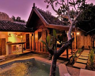 Villa BAgus - near Seminyak beach & trendy shops, restaurants, cafes - Kuta - Pool