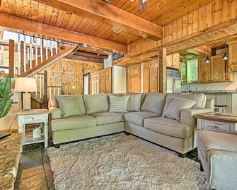 Walk to Tuttle Creek Lake Secluded Scenic Retreat - Manhattan - Living room