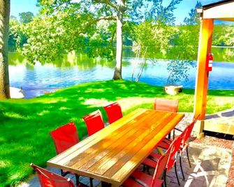 Private Island Lake House Near Casinos - Preston - Patio