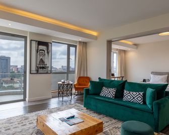 Capital Emerald Line 1 Bed By Yourhost, - Nairobi - Living room