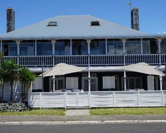 Nana Glads Beachfront Accommodation - Whitianga - Edificio
