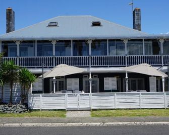 Nana Glads Beachfront Accommodation Whitianga - ويتيانغا - مبنى