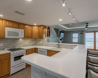 Beachfront, Ocean Views in the heart of downtown - Sea Isle City - Kitchen