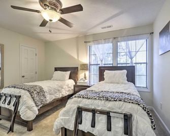 Modern Townhome with Deck and Golf Course Views! - 松樹叢 - 臥室