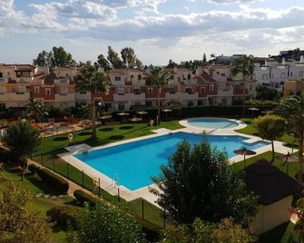 Elegant villa near the beach and golf - Rincón de la Victoria - Piscina