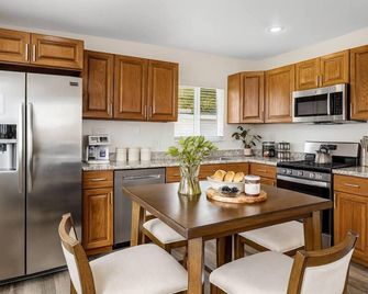 Bridge Pool Spa Min to Downtown Freeways Beaches - San Diego - Kitchen