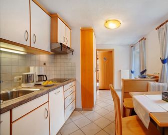 Wiedmairhof Apartment 'Schwalbennest' with West-facing balcony, Shared Terrace & Garden and Wi-Fi - Plaus - Cocina