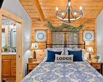 Luxury meets Rustic- Beautiful Lodge 1.9 miles from Whiteface-EV charger - Wilmington - Schlafzimmer