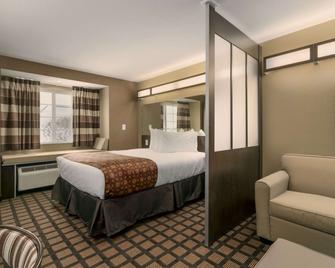 Microtel Inn & Suites by Wyndham Minot - Minot - Bedroom