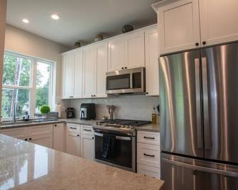 Brand new townhome in Downtown Naperville Family and Commute-friendly The May 3.5 - Naperville - Building