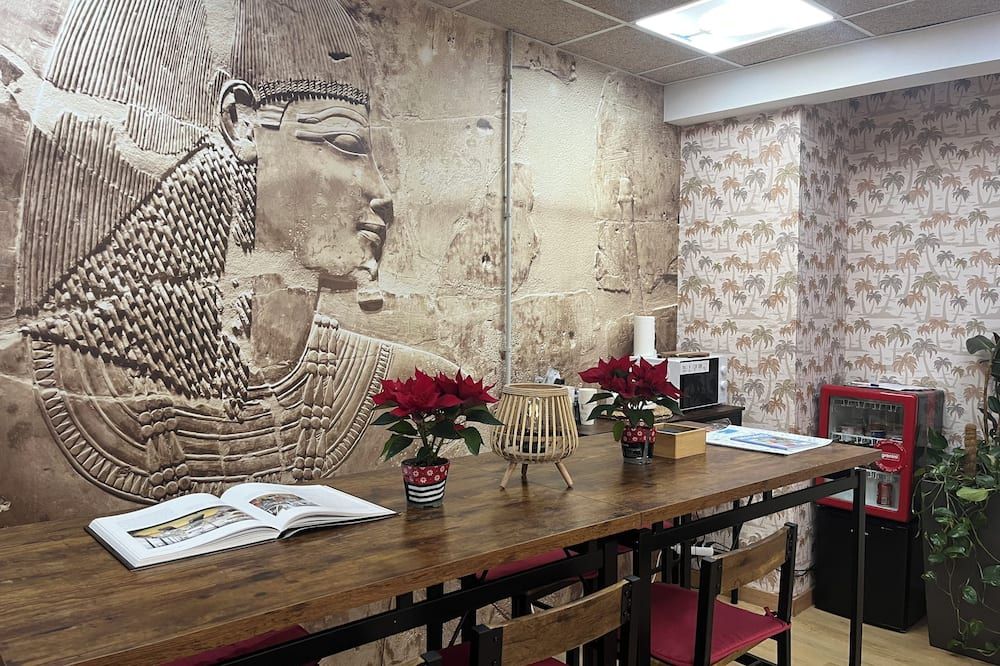 ديبود هوستل - مدريد - غرفة طعام