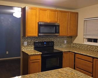 Spacious 4-bedroom house in amazing Denver DTC area close to lots of amenities - Denver - Kitchen