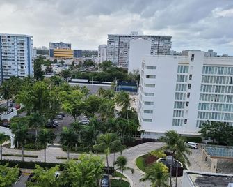 Beautiful remodeled condominiun with an impecable view to the beach and city avenues walk distance to the beach - Carolina - Vista del exterior