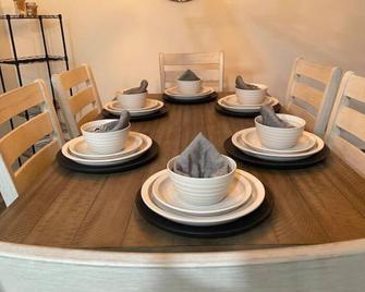 Freshly-remodeled, dog-friendly Westwood charmer! - Westwood - Dining room