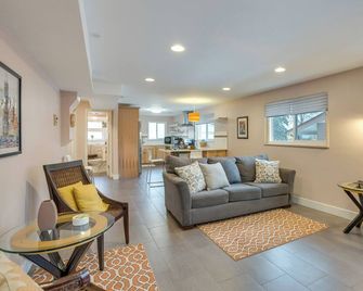9 Mi to Dtwn: Quiet South Denver Apartment - Denver - Living room