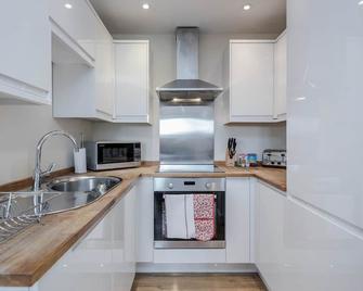 Luxury 1 Bedroom Apartment 06 with Parking in Maidenhead by 360stays - Maidenhead - Kitchen