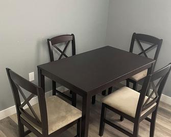 Cozy 2 - bedroom Little Blue House On The Hill in enjoyable Jefferson City - Jefferson City - Dining room