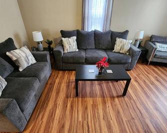 Cozy Ranch with Scenic Golf Course view - Sharon - Living room